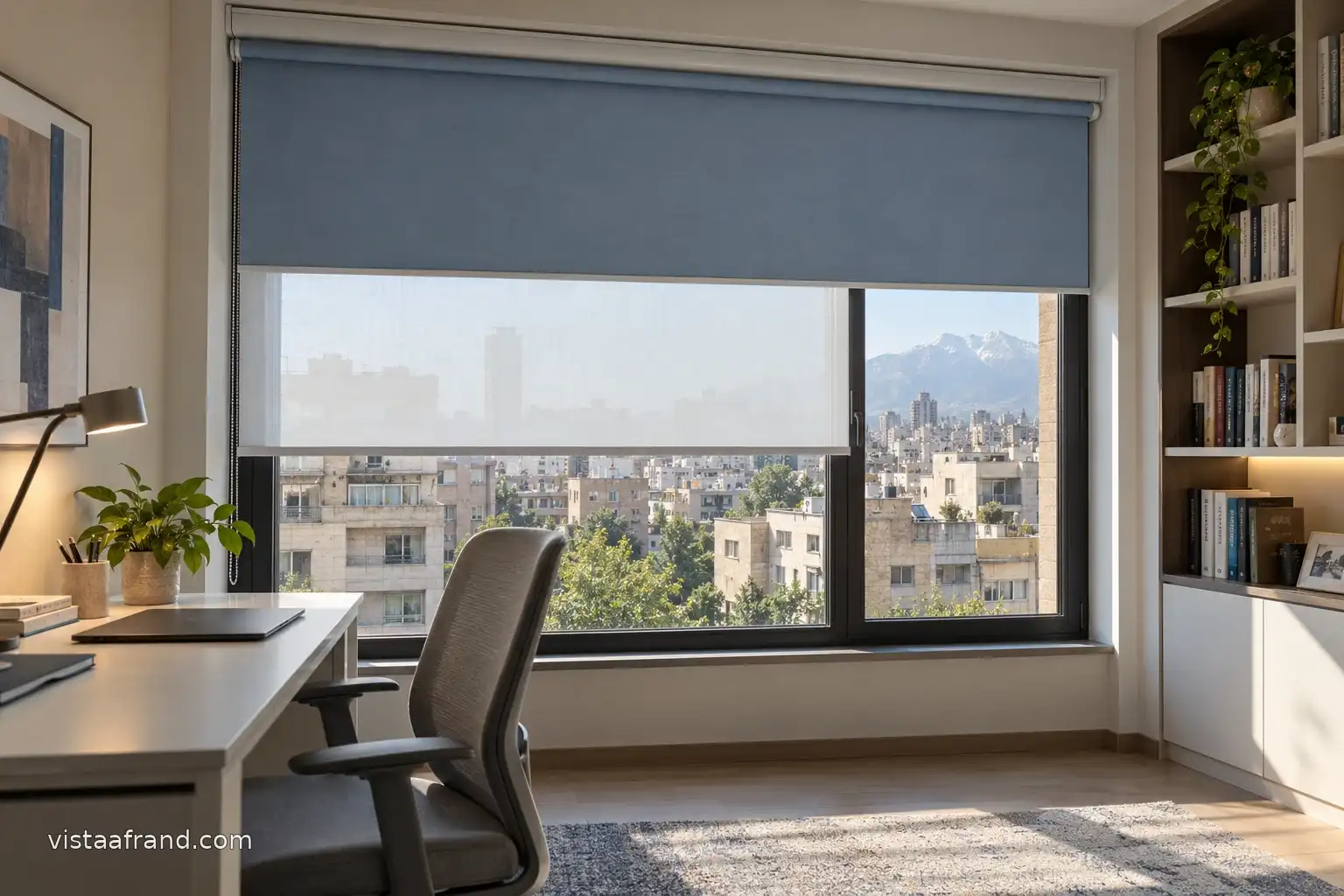 پرده دو مکانیزه آبی در اتاق کار خانگی