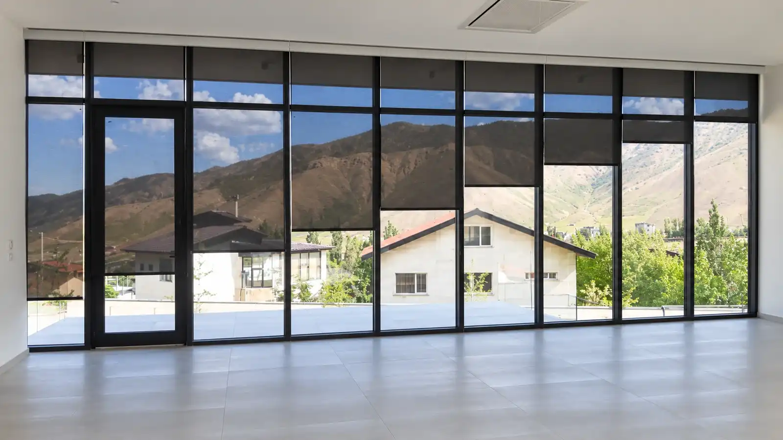 پرده اسکرین مشکی در ویلای شخصی